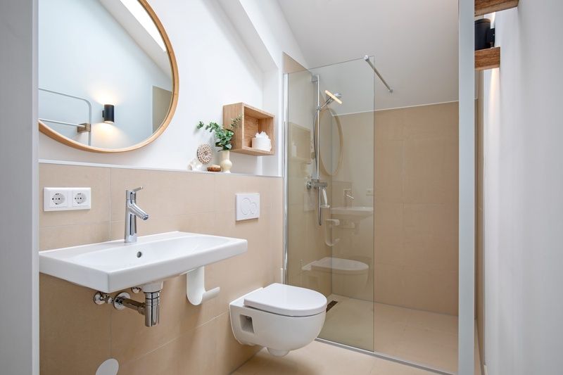 Second bathroom in Holiday home De Razende Bol, De Cocksdorp, Texel, with spacious shower and modern amenities.