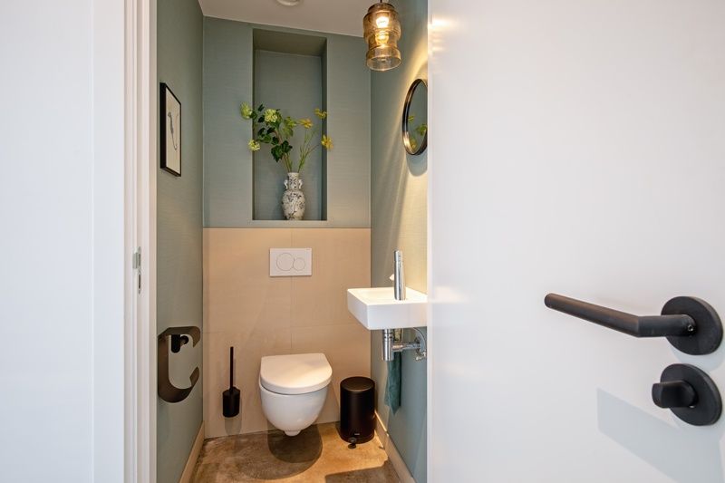 Moderne badkamer in Vakantiehuis Griend, De Cocksdorp, Texel met toilet en wastafel.