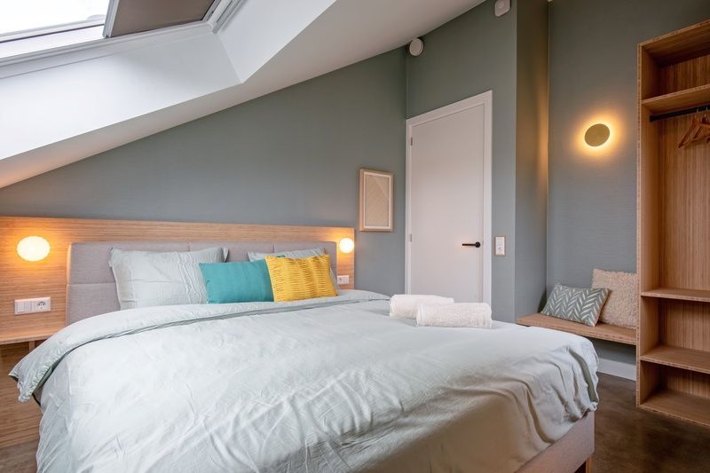 Ruime slaapkamer van Vakantiehuis Griend, De Cocksdorp, Texel met veel lichtinval.