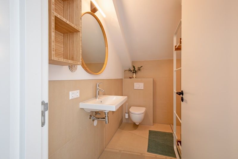 Stijlvolle badkamer in Vakantiehuis Griend, De Cocksdorp, Texel met modern design.