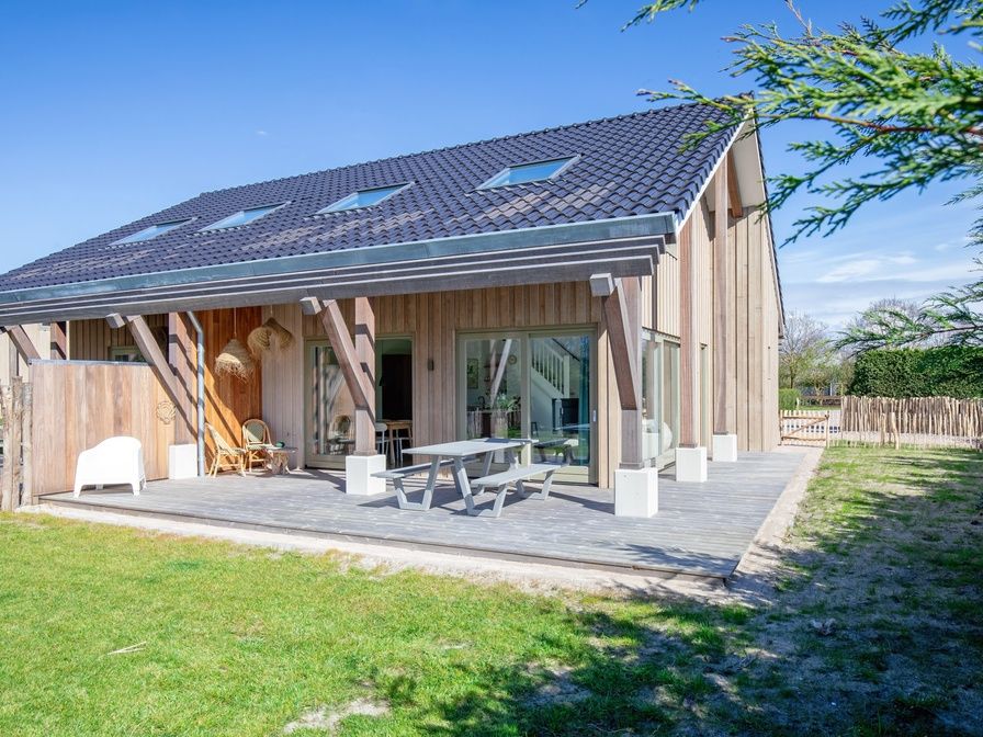 Veranda van Vakantiehuis Het Rif in De Cocksdorp, Texel. Ruim terras met houten afwerking voor ontspanning op de Waddeneilanden.