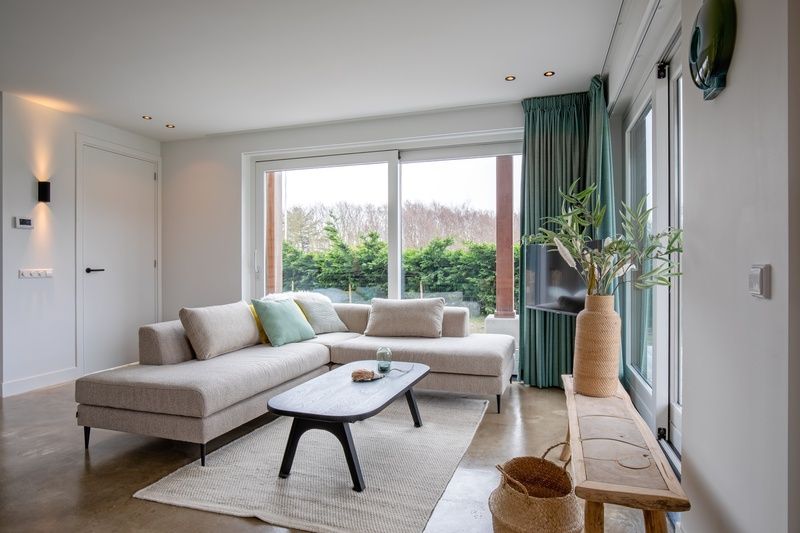 Gezellige woonkamer van Vakantiehuis Het Rif in De Cocksdorp, Texel. Comfortabele zithoek met uitzicht op de natuur van de Waddeneilanden.