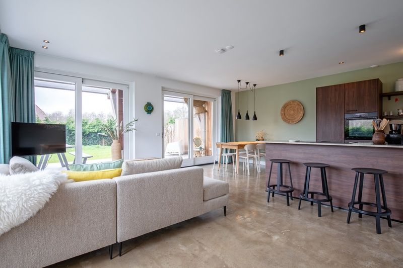 Moderne open keuken en eetruimte in Vakantiehuis Het Rif, De Cocksdorp, Texel. Ideale plek voor familiediners op de Waddeneilanden.