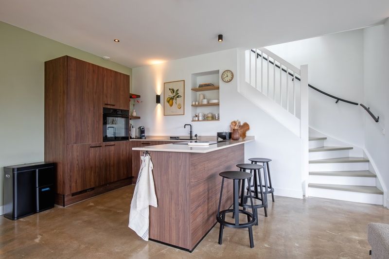 Stijlvolle keuken met bar in Vakantiehuis Het Rif, De Cocksdorp, Texel. Perfect voor kookliefhebbers op de Waddeneilanden.