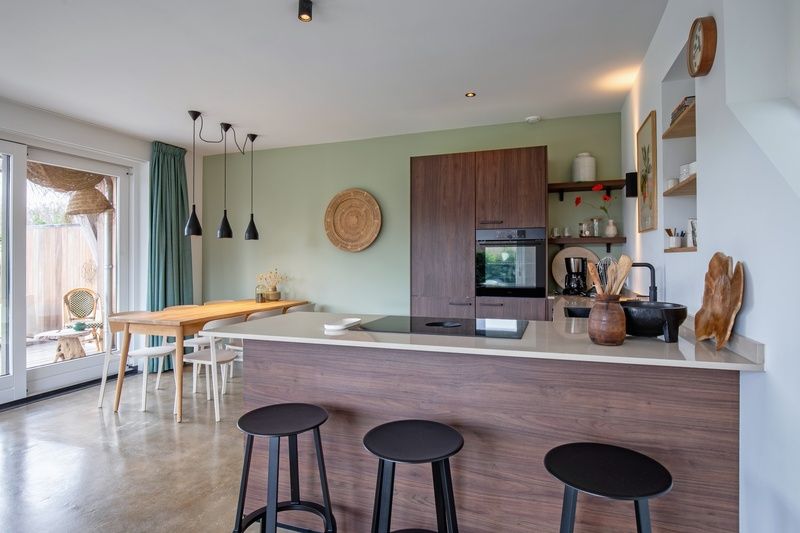 Eethoek en keuken van Vakantiehuis Het Rif in De Cocksdorp, Texel. Moderne inrichting voor culinaire momenten op de Waddeneilanden.