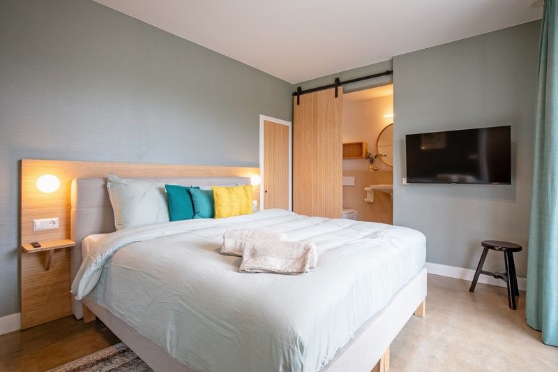 Slaapkamer in Vakantiehuis Het Rif, De Cocksdorp, Texel. Comfortabel bed en moderne inrichting voor rust op de Waddeneilanden.