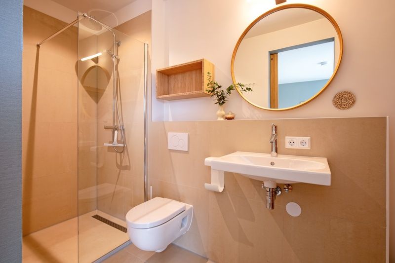 Badkamer met douche in Vakantiehuis Het Rif, De Cocksdorp, Texel. Stijlvol sanitair voor comfort op de Waddeneilanden.