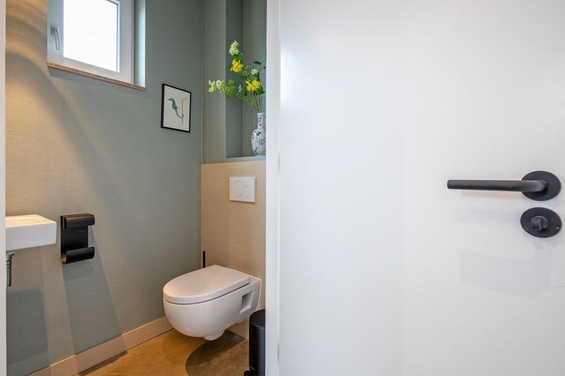 Moderne toiletvoorziening in Vakantiehuis Het Rif, De Cocksdorp, Texel. Praktisch en stijlvol voor gasten op de Waddeneilanden.