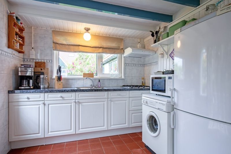 Volledig uitgeruste keuken in vakantiehuis Muyweg 062, De Cocksdorp, Texel met moderne apparatuur.