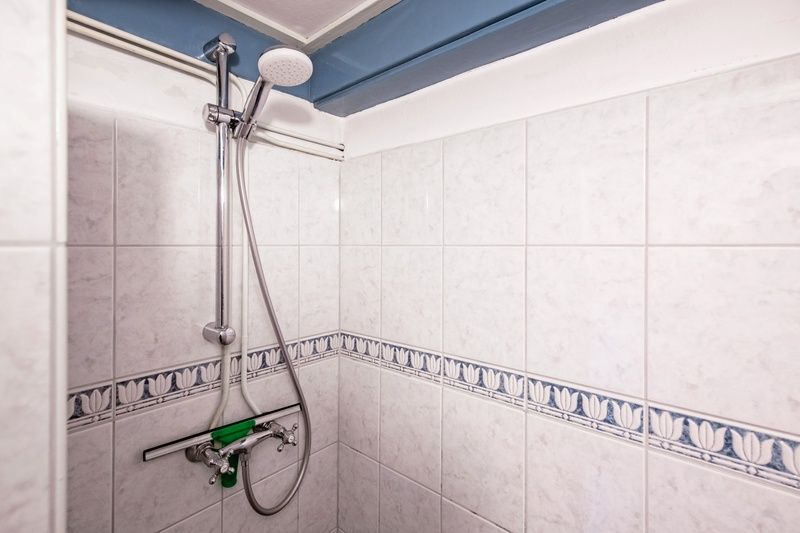 Moderne douche in vakantiehuis Muyweg 062, De Cocksdorp, Texel met verstelbare douchekop.