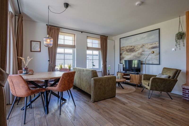Gezellige woonkamer van Appartement B in De Cocksdorp, Texel, met comfortabele zithoek.
