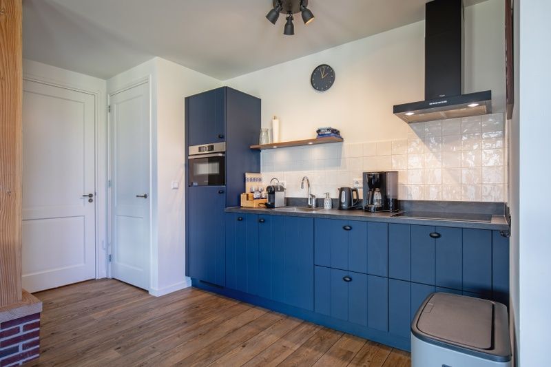 Moderne keuken in Appartement B, een vakantiehuis in De Cocksdorp, Texel, met complete uitrusting.