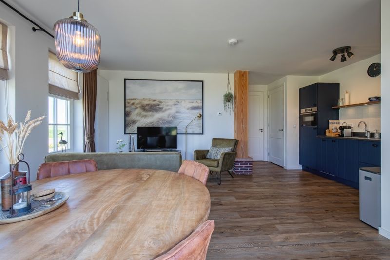 Open woonkamer en keuken in Appartement B, een vakantiewoning in De Cocksdorp, Texel.