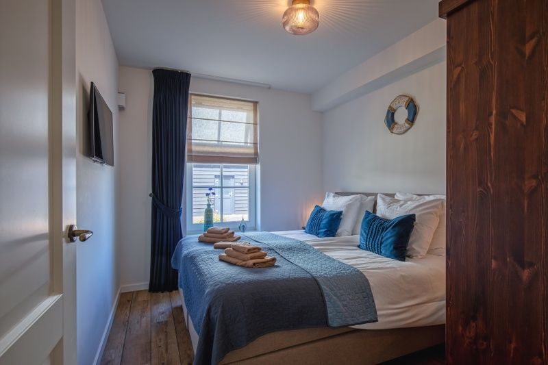 Comfortabele slaapkamer in Appartement B, vakantiehuis in De Cocksdorp, Texel, met luxe beddengoed.