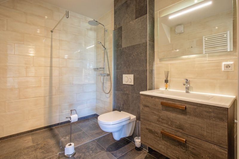 Stijlvolle badkamer in Appartement B, vakantiewoning in De Cocksdorp, Texel, met moderne douche.