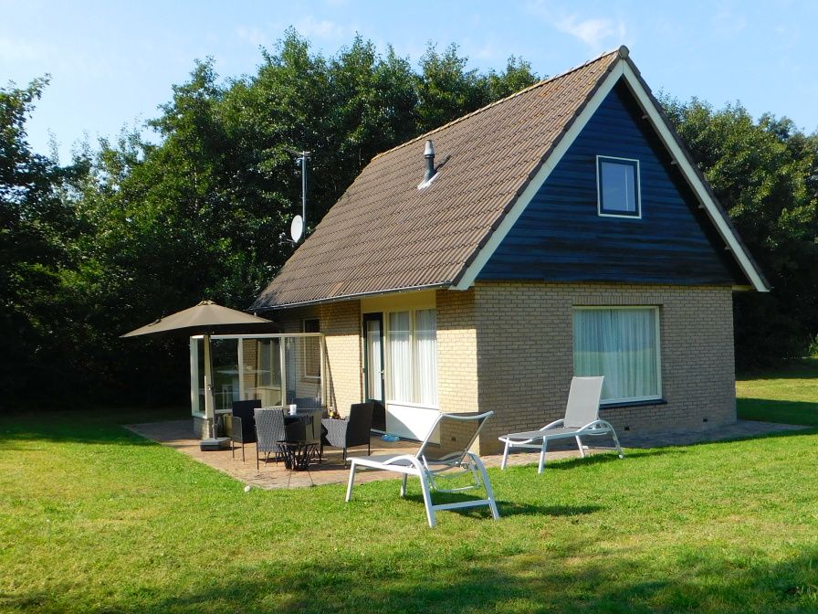 Huisje Krimweg, vakantiehuis in De Cocksdorp Texel met zonnig terras en ligstoelen omringd door natuur.