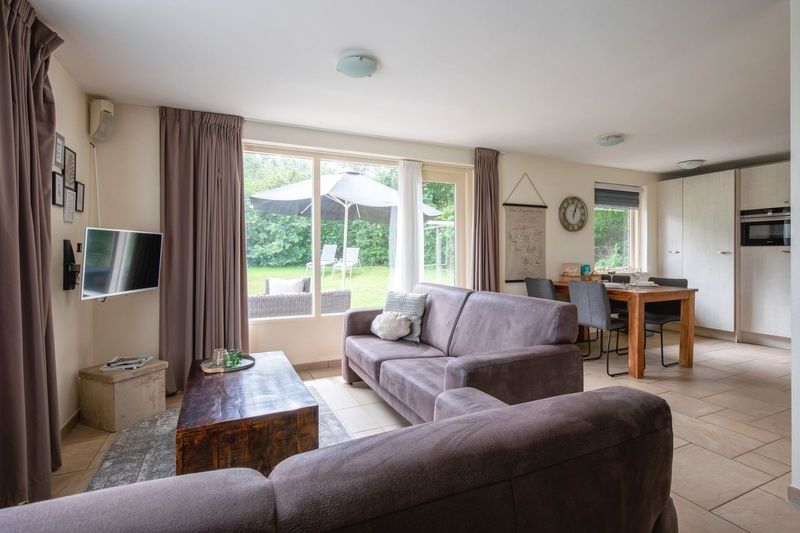 Gemuetliches Wohnzimmer von Huisje Krimweg, Ferienhaus in De Cocksdorp Texel mit Blick auf den Garten.