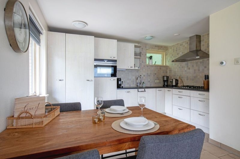 Moderne keuken in Huisje Krimweg, vakantiehuis in De Cocksdorp Texel met eetruimte en apparatuur.