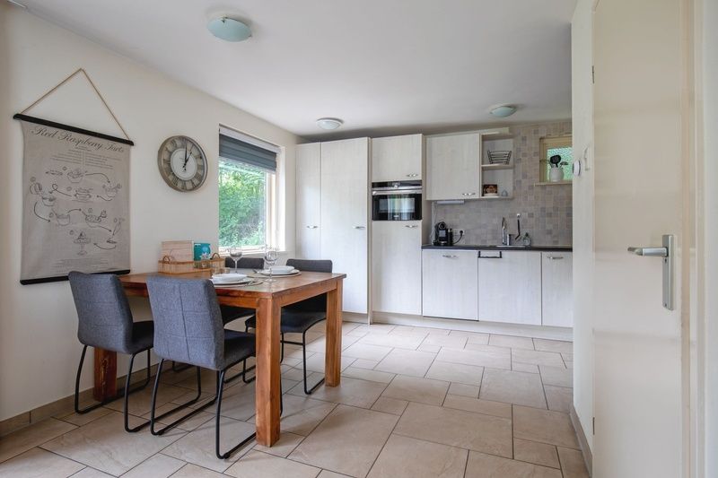 Eethoek en keuken in Huisje Krimweg, vakantiewoning in De Cocksdorp Texel, ideaal voor gezellige maaltijden.