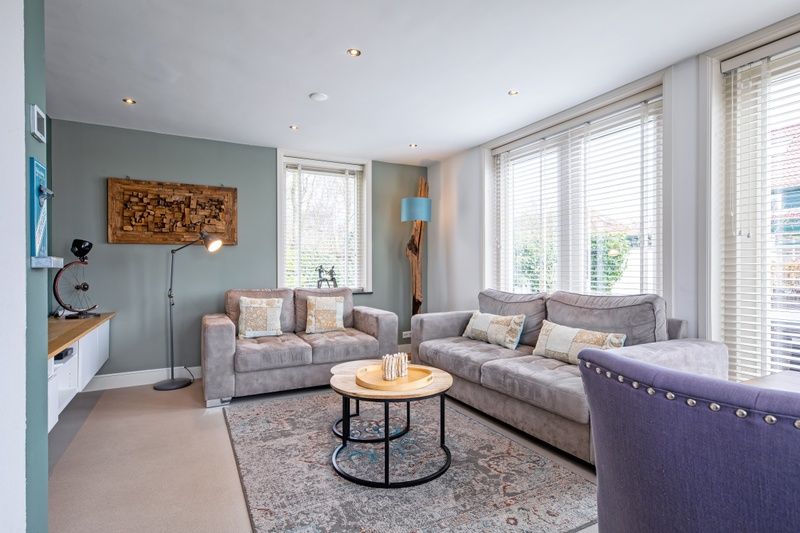 Ruime zithoek in Bungalow Postweg 109, De Cocksdorp, Texel. Perfect vakantiehuis voor ontspanning op de Waddeneilanden.