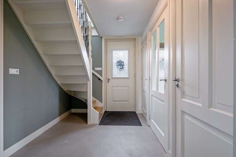 Entree met trap in Bungalow Postweg 109, De Cocksdorp, Texel. Praktisch vakantiehuis op de Waddeneilanden.