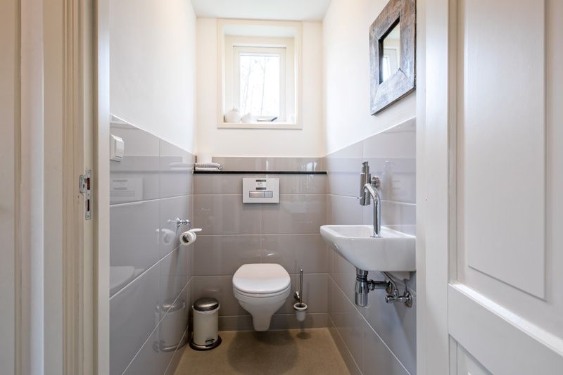 Apart toilet in Bungalow Postweg 109, De Cocksdorp, Texel. Handig vakantiehuis op de Waddeneilanden.