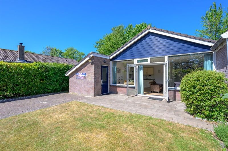 Der Bungalow Slufterhoek 108 in De Cocksdorp, Texel, bietet eine sonnige Terrasse und einen grossen Garten, ideal fuer einen erholsamen Urlaub auf den Watteninseln.