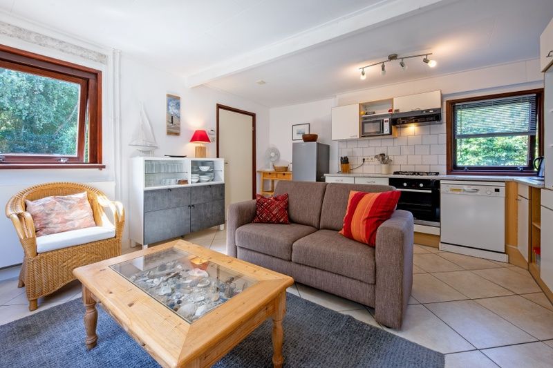 Offene Kueche und Sitzecke im Ferienhaus Slufterduin 092, De Cocksdorp, Texel, ideal fuer einen entspannten Aufenthalt auf den Watteninseln.