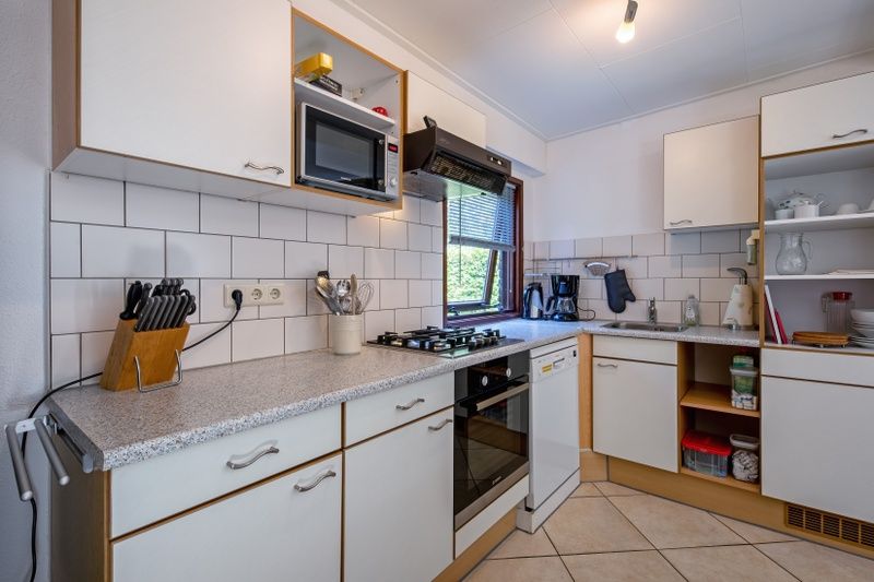 Voll ausgestattete Kueche im Ferienhaus Slufterduin 092, De Cocksdorp, Texel, ideal fuer kulinarische Erlebnisse auf den Watteninseln.