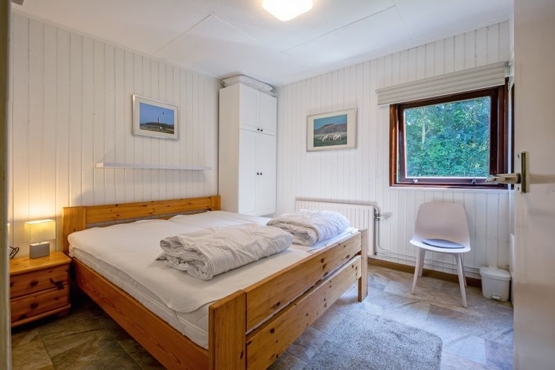 Attraktives Schlafzimmer im Ferienhaus Slufterduin 092, De Cocksdorp, Texel mit bequemem Doppelbett und ruhiger Atmosphaere.