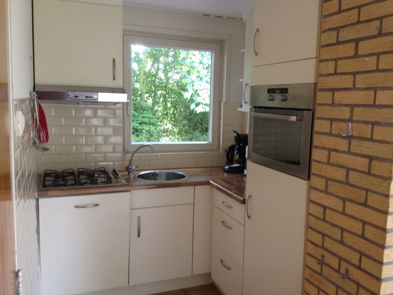 Moderne keuken in Vakantiehuis Slufteroord 270, Bungalowpark Slufteroord, De Cocksdorp, Texel met uitzicht op de natuur.