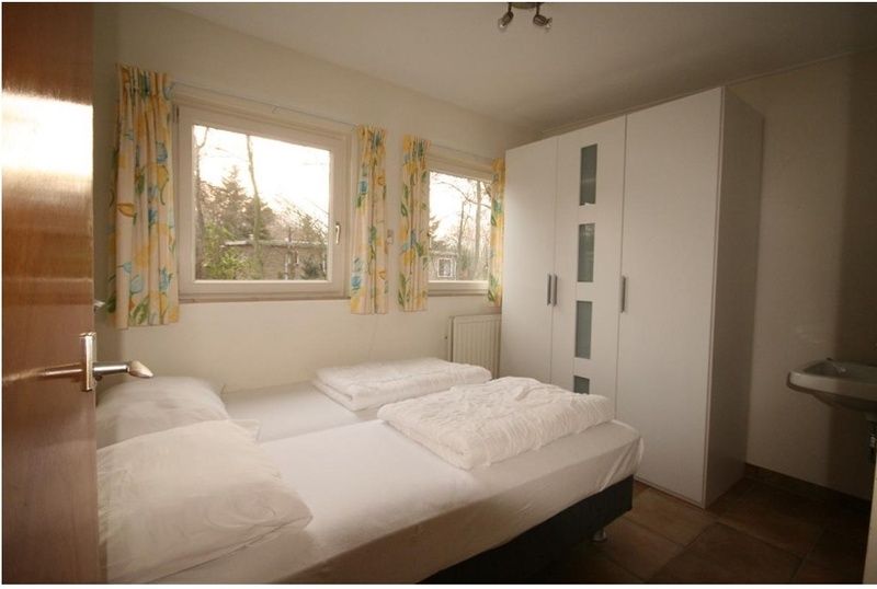 Comfortabele slaapkamer in Vakantiehuis Slufteroord 270, Bungalowpark Slufteroord, Texel met tweepersoonsbed.