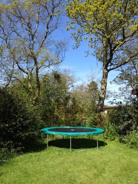 Trampoline in de tuin van Vakantiehuis Slufteroord 270, Bungalowpark Slufteroord, De Cocksdorp, Texel.