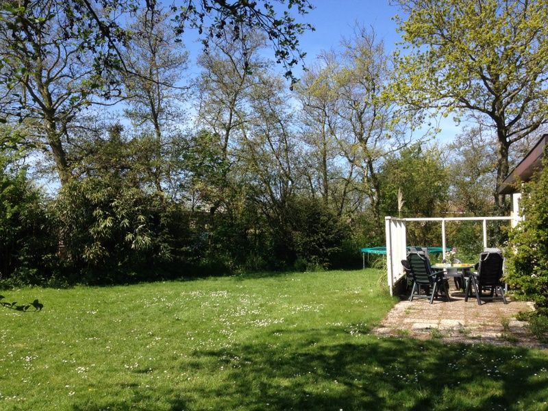Ruime tuin met terras bij Vakantiehuis Slufteroord 270, Bungalowpark Slufteroord, De Cocksdorp, Texel.