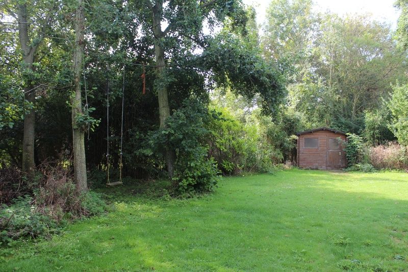 Schommel in de tuin van Vakantiehuis Slufteroord 270, Bungalowpark Slufteroord, De Cocksdorp, Texel met veel groen.