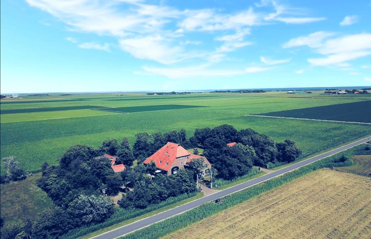 Luchtfoto van Vakantiehuis in De Cocksdorp, gelegen te midden van Texelse natuur.