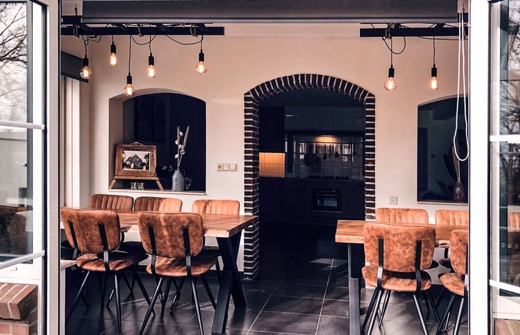 Stijlvolle eetkamer in Vakantiehuis in De Cocksdorp, Texel, perfect voor familiediners.