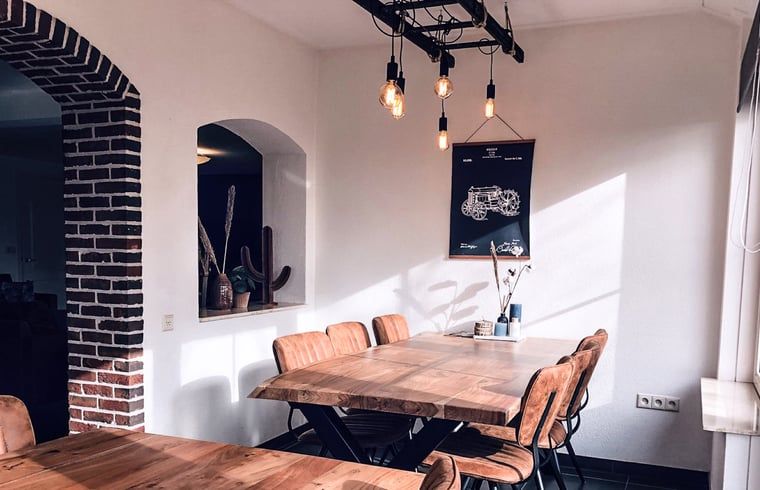 Eethoek in Vakantiehuis in De Cocksdorp, Texel met warme verlichting.