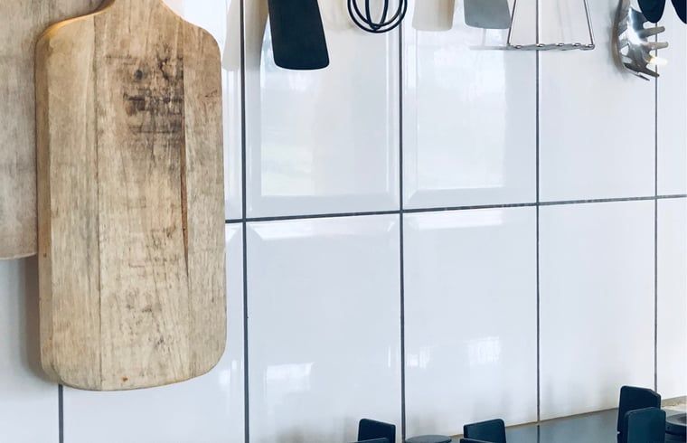 Keukendetails in Vakantiehuis in De Cocksdorp, Texel met rustieke snijplanken.