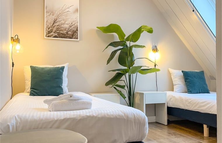 Slaapkamer met natuurlijke decoratie in Vakantiehuis in De Cocksdorp, Texel.