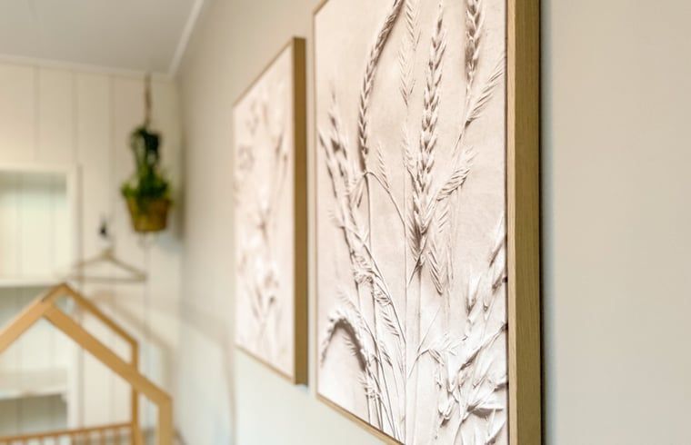 Wanddecoratie met natuurthema in Vakantiehuis in De Cocksdorp, Texel.