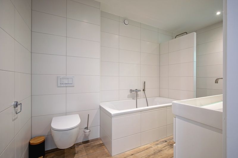Ruime badkamer in Vakantiehuis Slufterhoek 104, De Cocksdorp, Texel met ligbad en moderne afwerking.