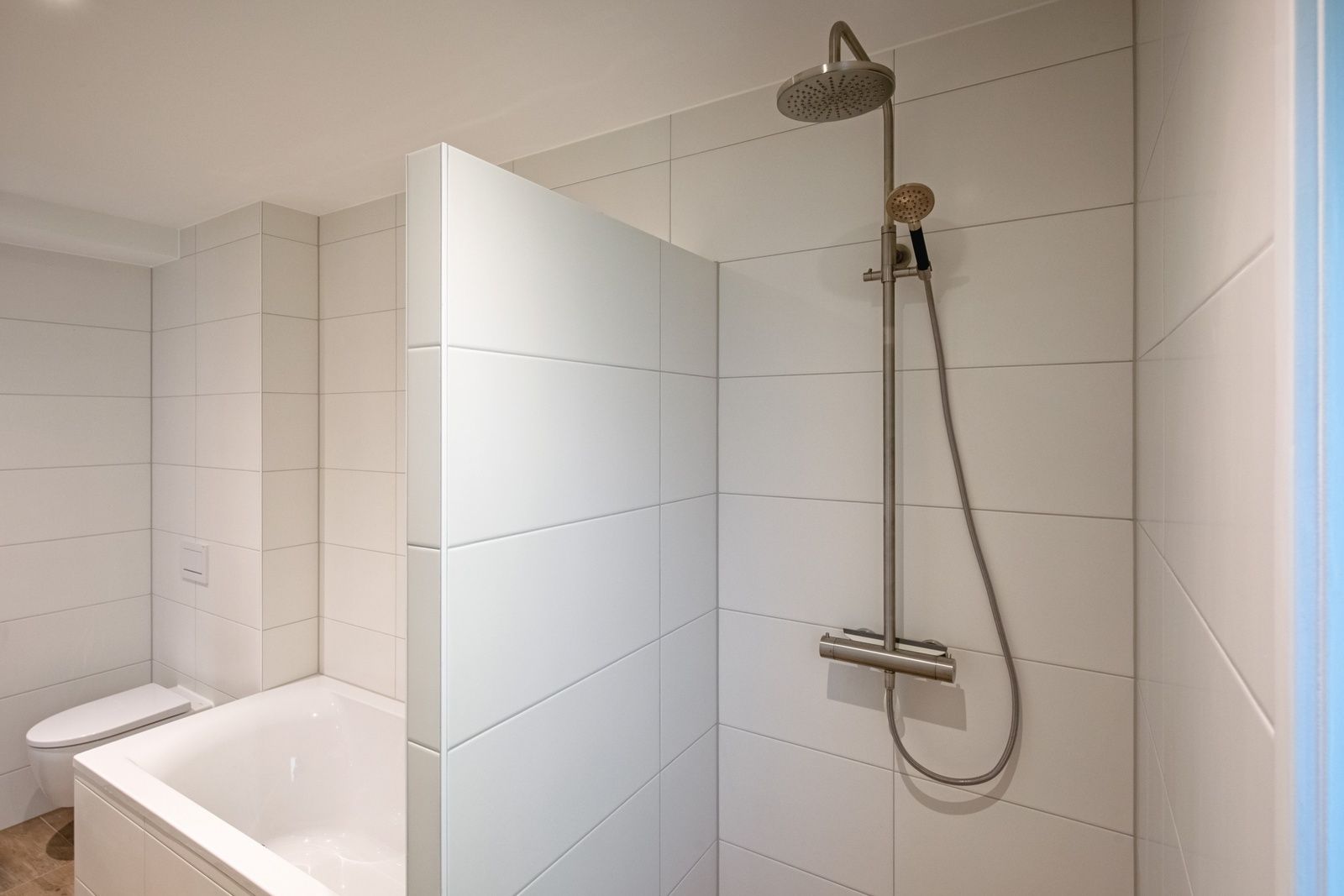 Moderne douche in Vakantiehuis Slufterhoek 104, De Cocksdorp, Texel met luxe regendouche en strakke afwerking.