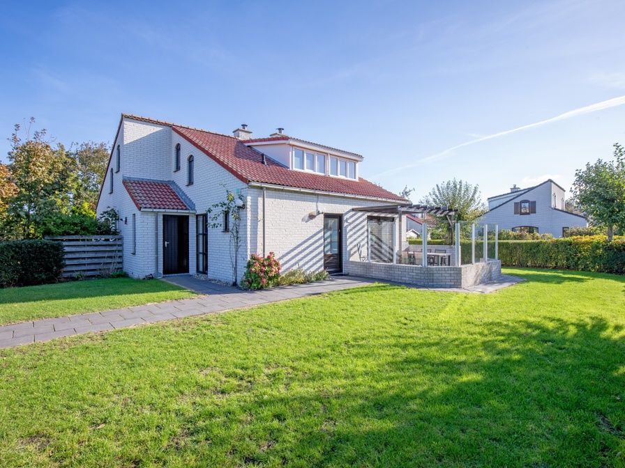 Villapark Residentie Texel nr. 711, een charmant vakantiehuis in De Cocksdorp, Texel, met zonnig terras en groene tuin op de Waddeneilanden.