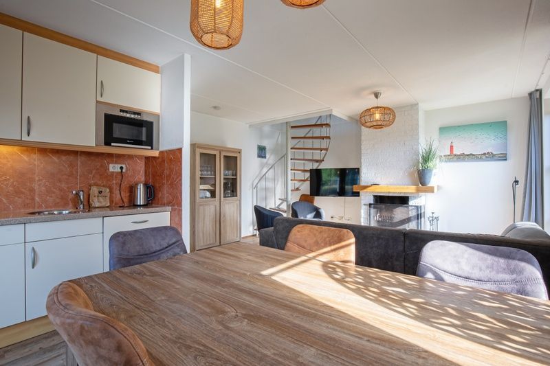 Gezellige woonkamer van Villapark Residentie Texel nr. 711 in De Cocksdorp, Texel. Vakantiehuis met moderne keuken en sfeervolle inrichting.