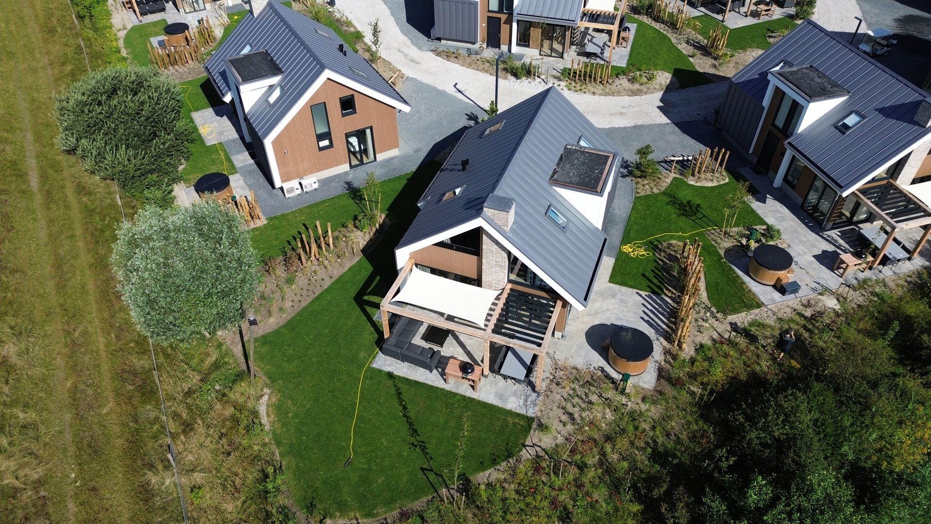Luftaufnahme eines freistehenden Hauses in De Cocksdorp, Texel, Waddeninseln, mit moderner Architektur und grner Umgebung.