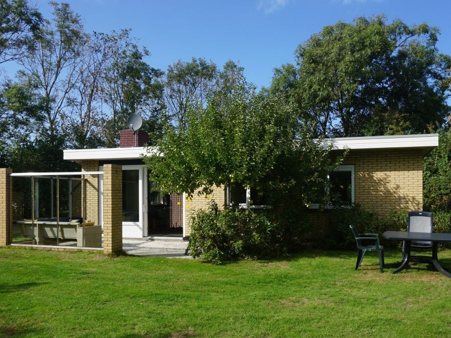 Bungalowpark Slufteroord 292 in De Cocksdorp, Texel, biedt een vakantiehuis met groene tuin en zonnig terras op de Waddeneilanden.