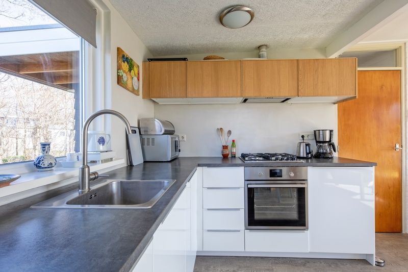 Volledig uitgeruste keuken in Vakantiehuis Slufteroord 292, Bungalowpark Slufteroord, De Cocksdorp, Texel, ideaal voor koken op vakantie.