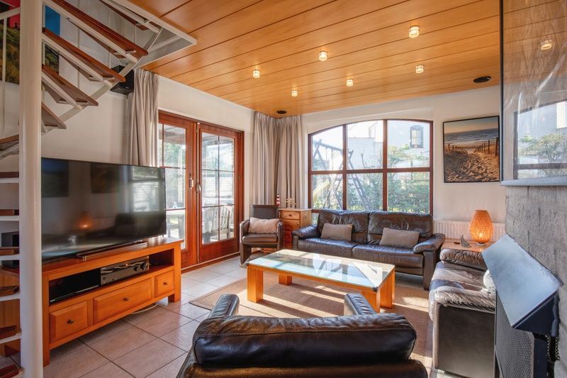 Gezellige woonkamer van Villapark Residentie Texel nr. 463 in De Cocksdorp, Texel. Comfortabele zithoek met veel lichtinval.