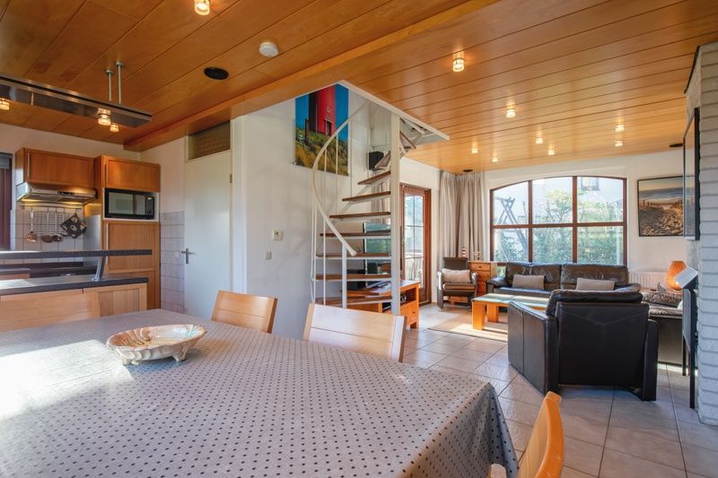 Gezellige eetkamer in Villapark Residentie Texel nr. 463, vakantiehuis in De Cocksdorp, Texel met veel natuurlijk licht en uitzicht op tuin.